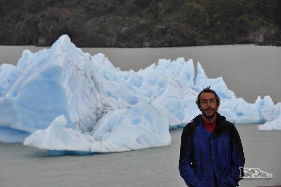 Um enorme iceberg flutua no lago Grey, no parque Nacional Torres del Paine, no sul do Chile